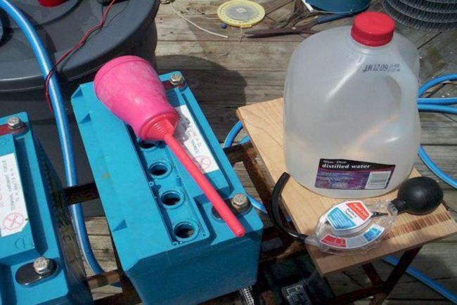 инструменты и вода для доливки